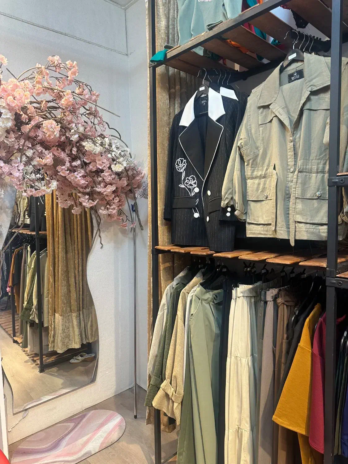 واگذاری فوری  فروشگاه پوشاک با تمام امکانات|اجارهٔ مغازه و غرفه|تبریز, |دیوار