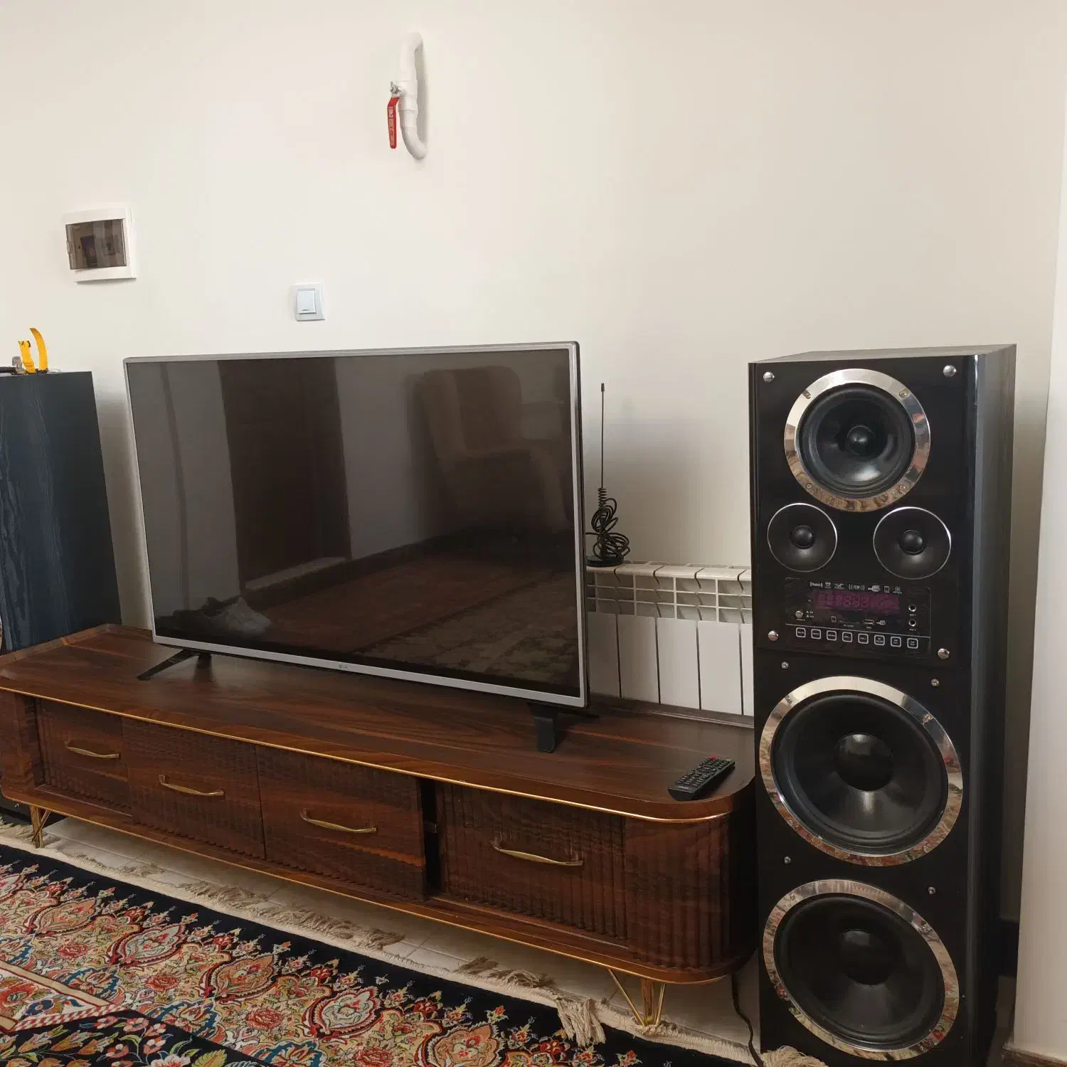 سرویس|تلویزیون و پروژکتور|پرند, فاز ۵|دیوار