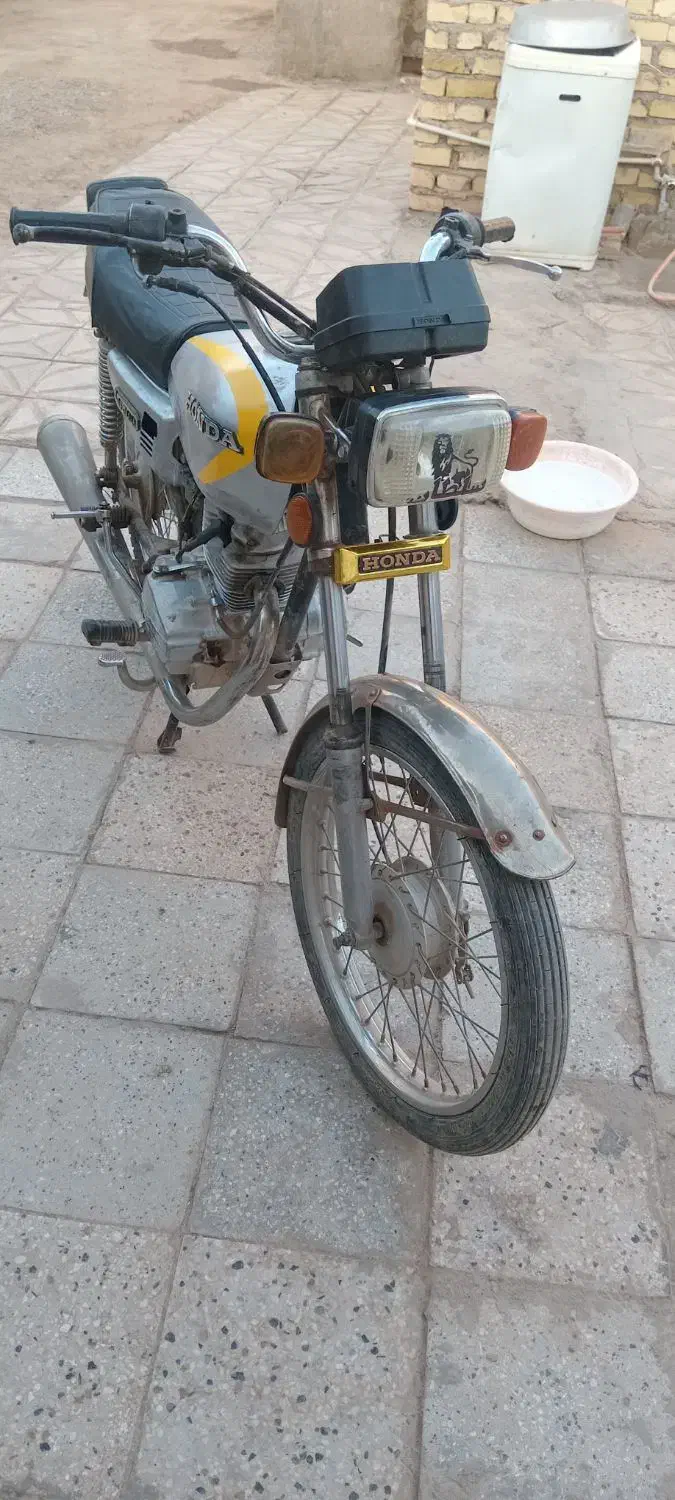 دوتا هندا سالم|موتورسیکلت|تربت‌حیدریه, مسجد جامع|دیوار