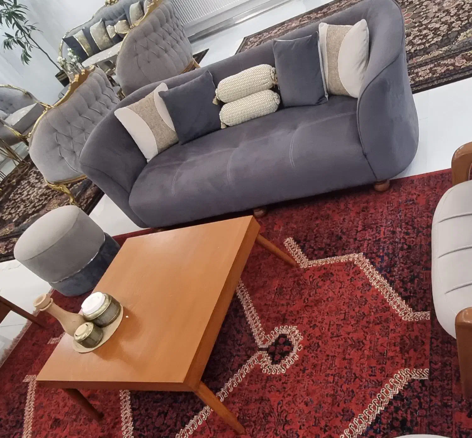 مبل نیم ست|مبلمان خانگی و میز عسلی|گلبهار, شهر جدید گلبهار|دیوار