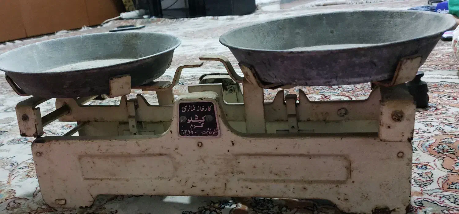 ترازو آهنی قدیمی|ظروف پخت‌وپز|اهواز, شهرک توسعه نیشکر|دیوار
