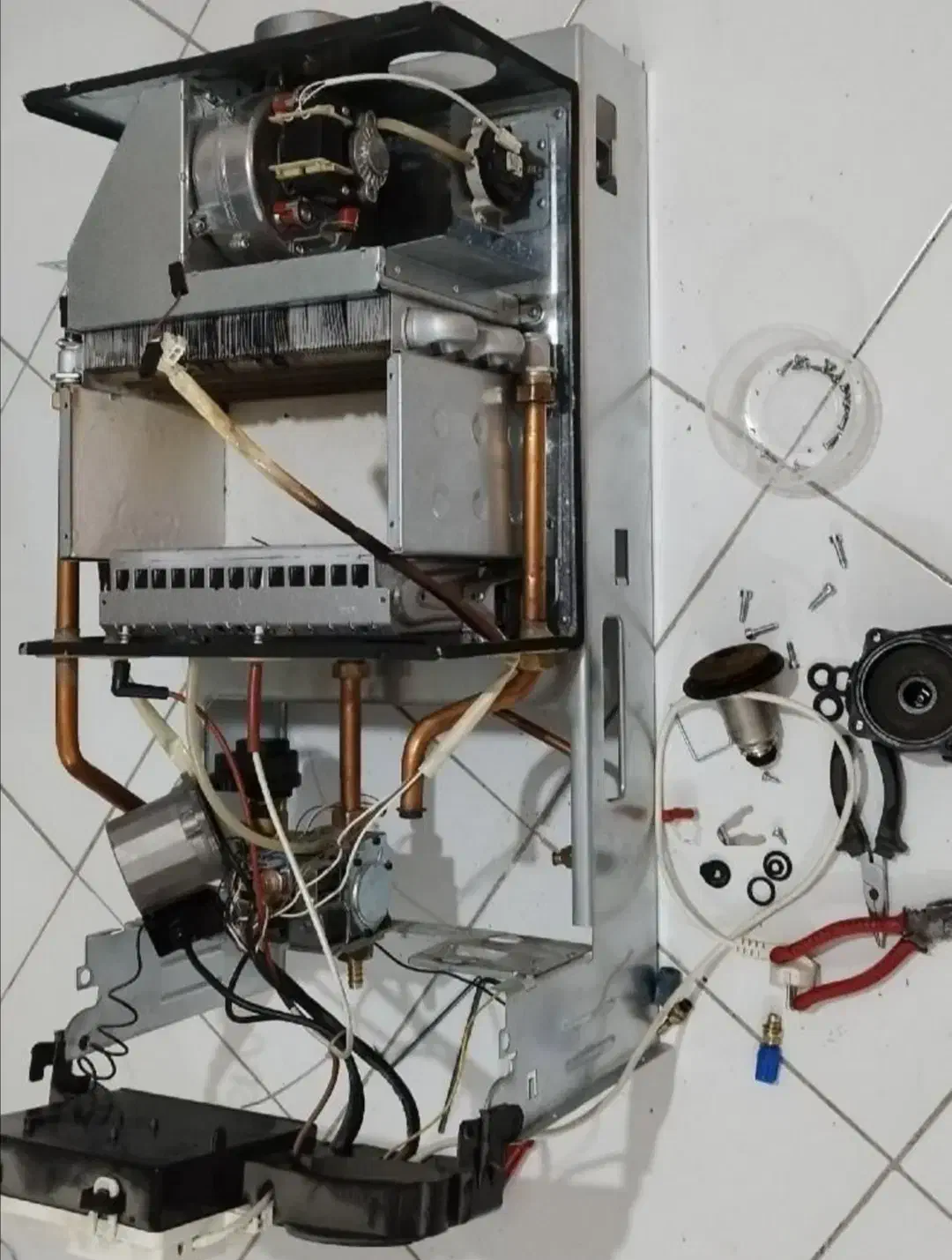 سرویس و تعمیر پکیج و ابگرمکن، لوله کشی مسی|خدمات پیشه و مهارت|فلاورجان, |دیوار