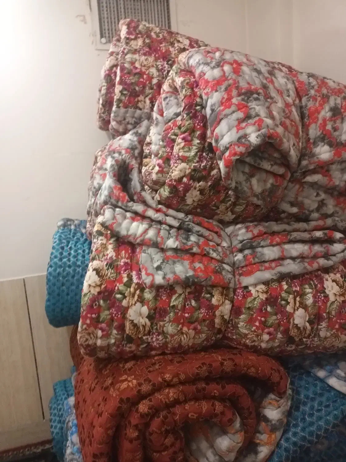 لحاف کرسی|رختخواب، بالش، پتو|خمینی‌شهر, |دیوار