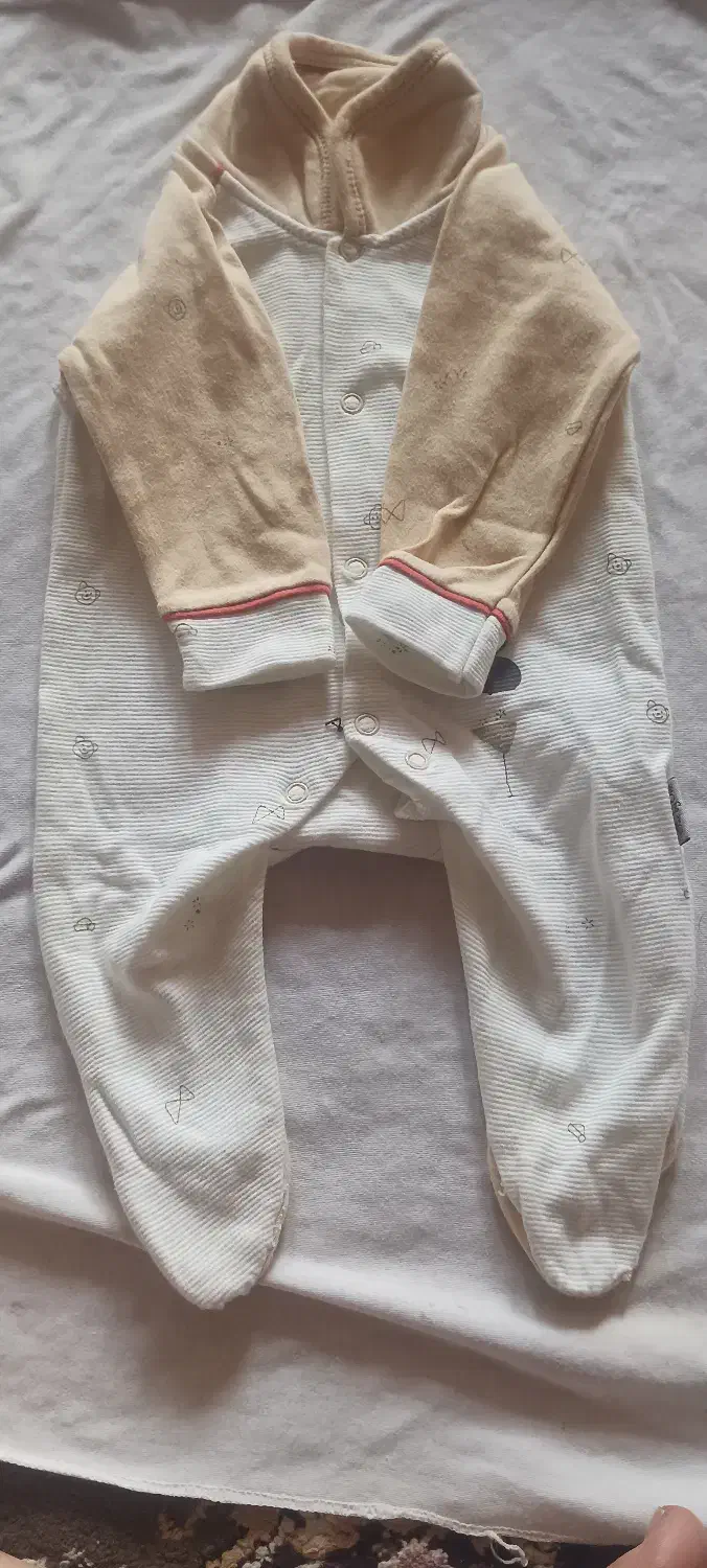 تعدادی لباس نوزادی دخترانه|کفش و لباس بچه|زارچ, |دیوار