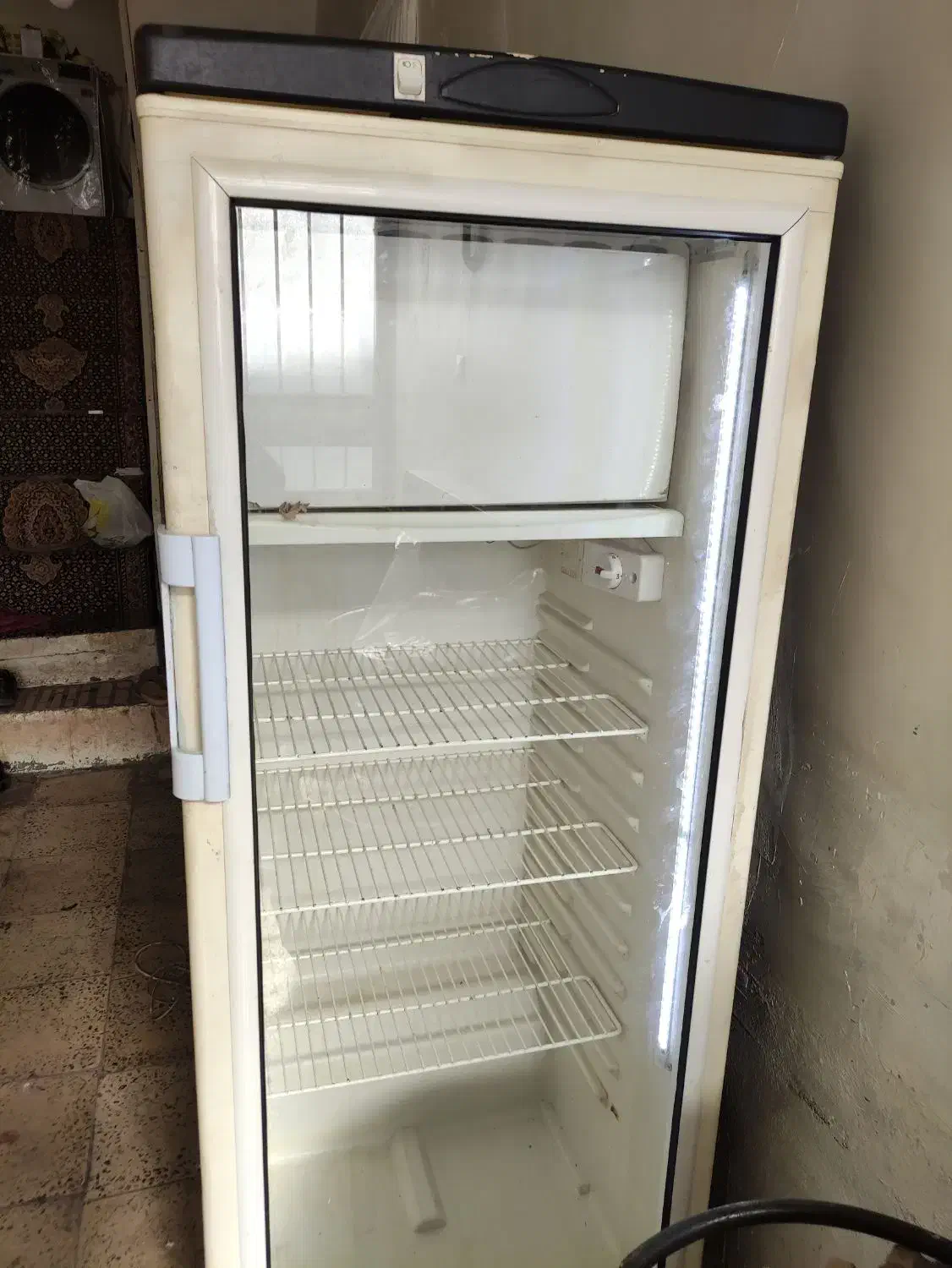 یخچال ایستاده با فریزر بالا.درب شیشه ای|یخچال و فریزر|خلخال, |دیوار