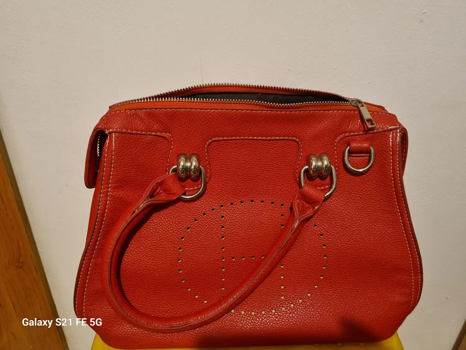 کیف و مجسمه|کیف، کفش، کمربند|کیش, |دیوار