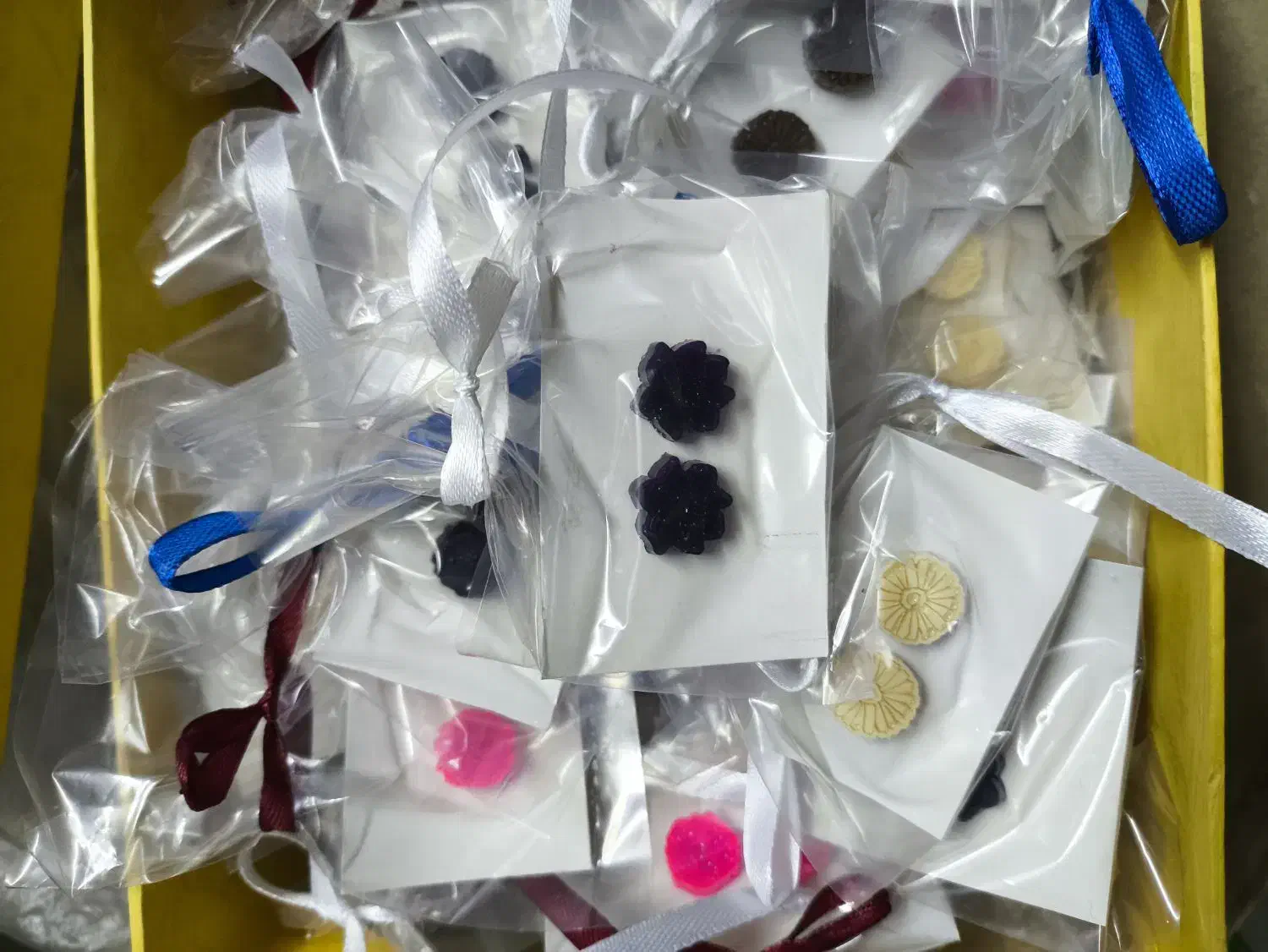 گوشواره رزینی عمده|بدلیجات|اصفهان, برازنده|دیوار