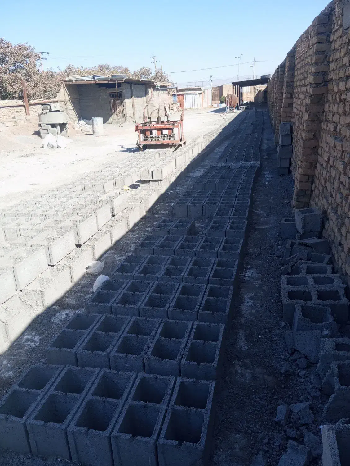 کارگر زبده جهت کار در کارگاه بلوکه زنی سیمانی|استخدام معماری، عمران و ساختمانی|خواف, |دیوار