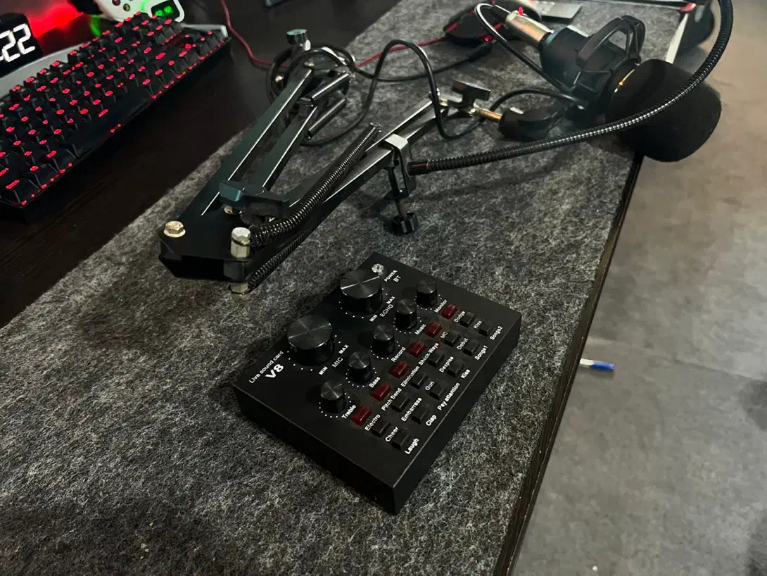 میکروفون استودیویی مدل BM800 به همراه کارت صدا V8|قطعات و لوازم جانبی رایانه|تهران, شیخ هادی|دیوار