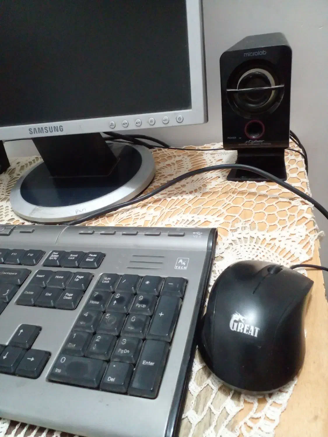 یک عدد کامپیوتر با گیس و دو عدد باند|رایانه رومیزی|گمیشان, |دیوار