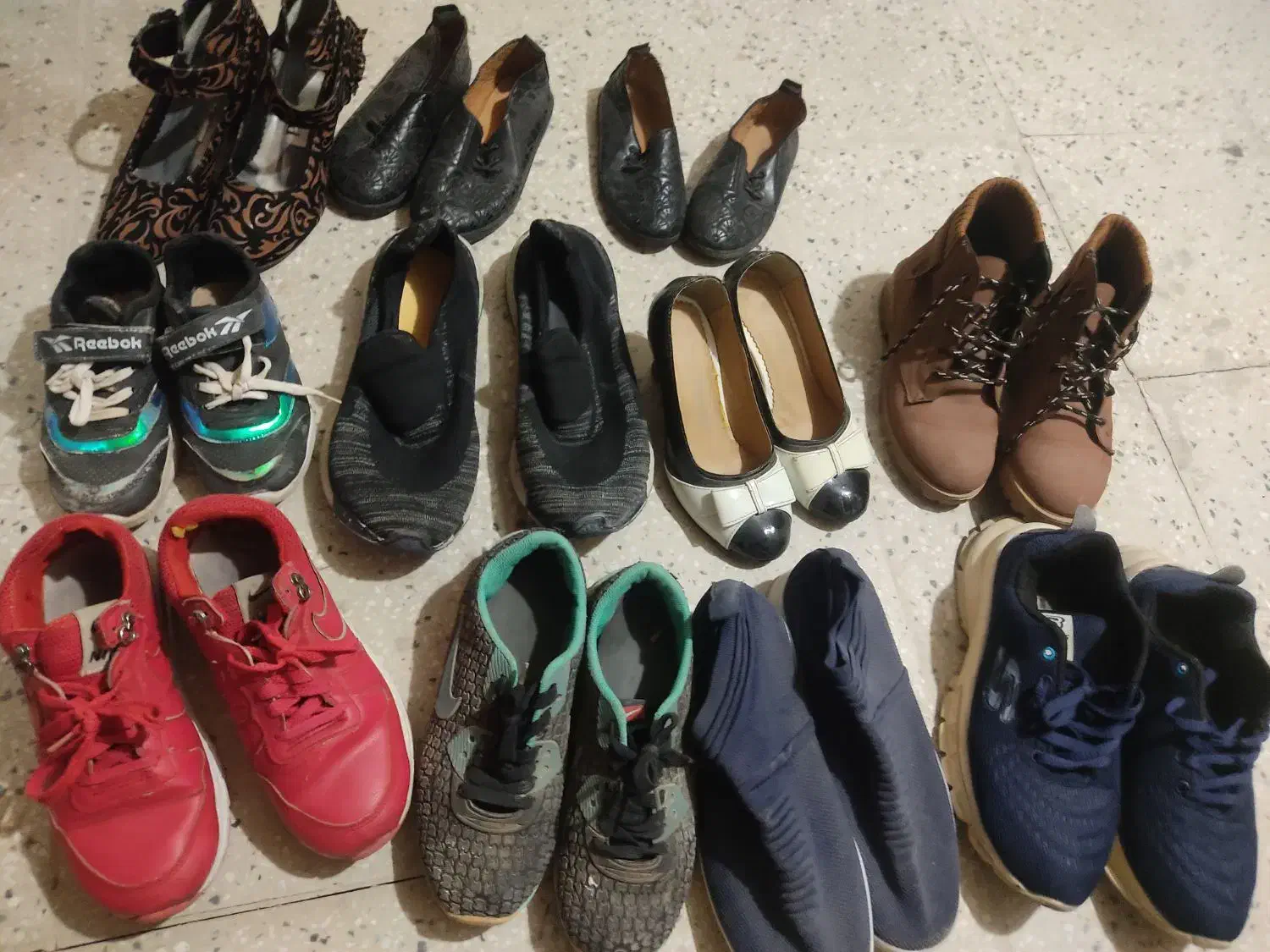 تعدادی کفش زنانه.بچگانه.مردانه|کیف، کفش، کمربند|میمه, |دیوار