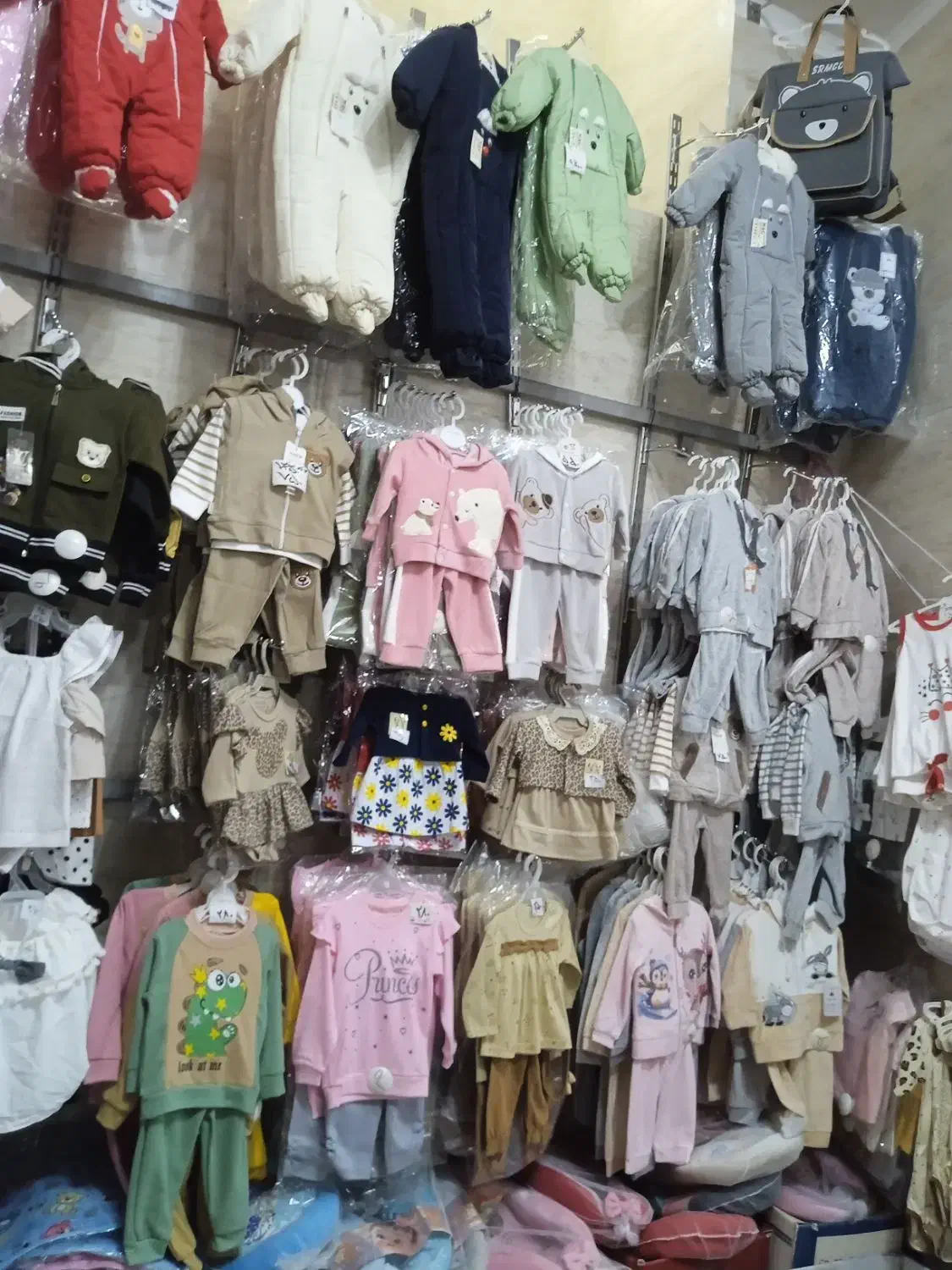 لباس سیسمونی قیمت مناسب. زیرقیمت بازار|کفش و لباس بچه|تبریز, |دیوار