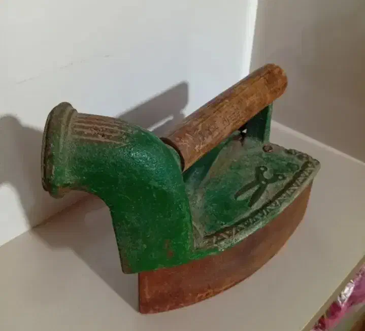 اتو زغالی قدیمی،سالم کلکسیونی|کلکسیون اشیاء عتیقه|شهرضا, |دیوار