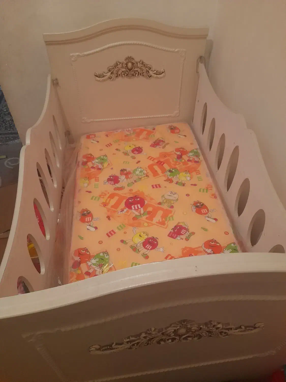 تخت کودک همراه تشک|تخت و صندلی بچه|بروجرد, |دیوار