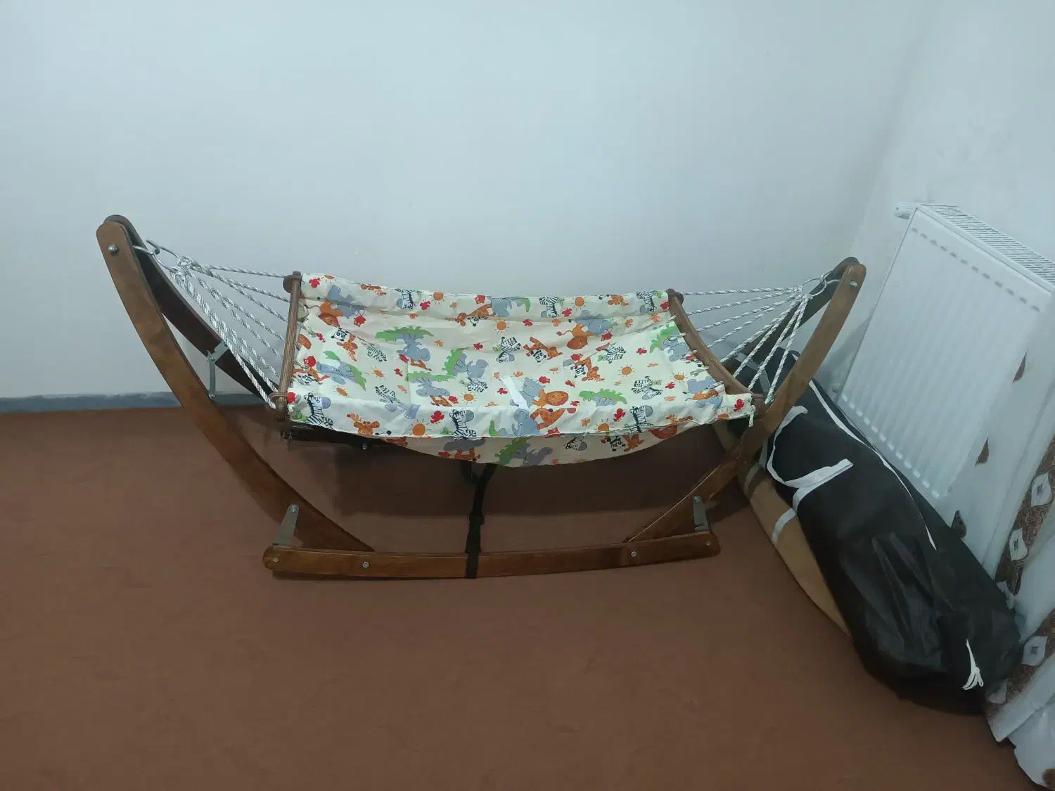 گهواره چوبی و برقی|اسباب و اثاث بچه|سقز, |دیوار