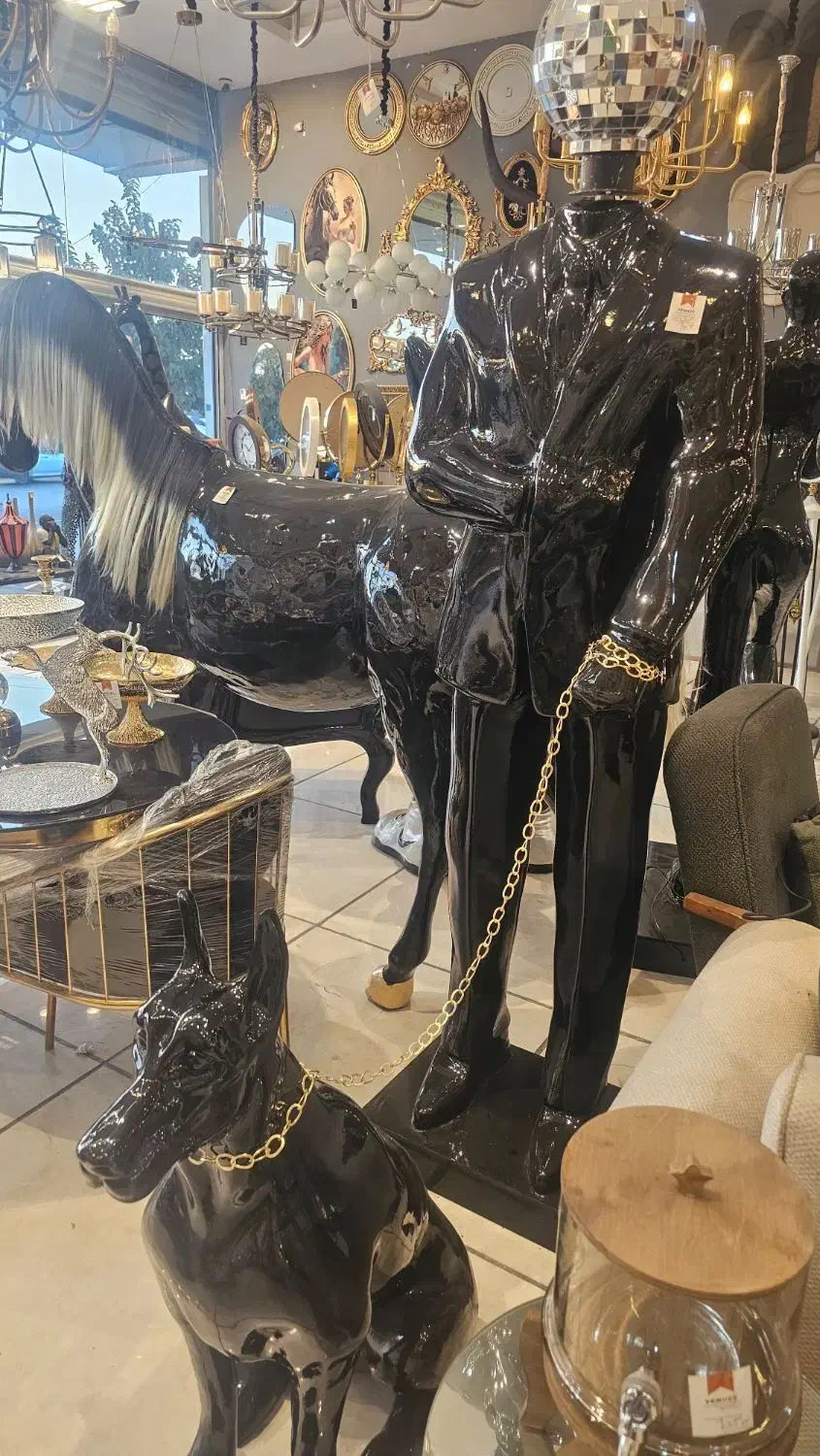 مجسمه سالنی مرد جنتلمن سر گردون|مجسمه، تندیس، ماکت|مشهد, توس (بلوار توس)|دیوار