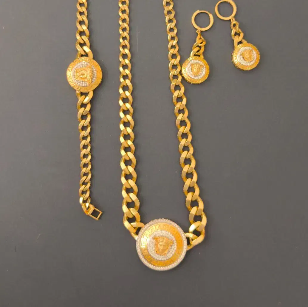 سرویس لوکس ورساچ فقط ۴۰۰ بالای تابلو نو نو|جواهرات|شیراز, شهرک گلستان|دیوار