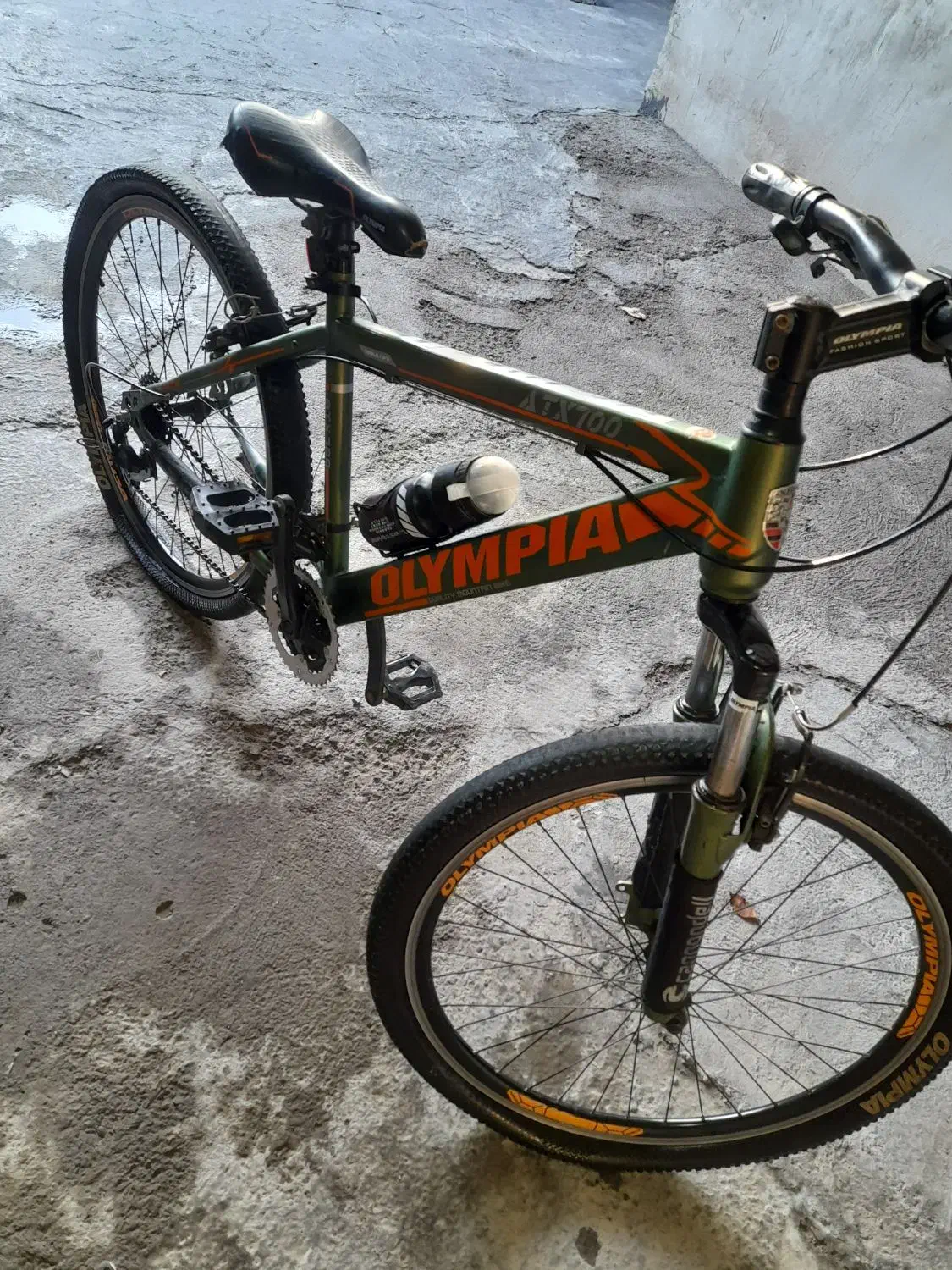 دوچرخه|دوچرخه، اسکیت، اسکوتر|میانه, |دیوار