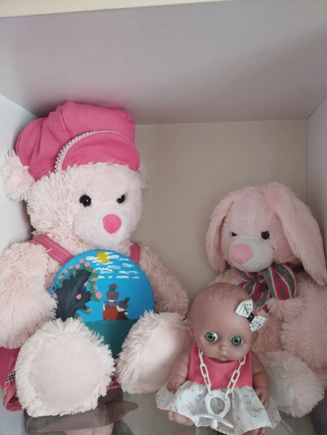 عروسک|اسباب‌بازی بچه|ری, شهادت|دیوار