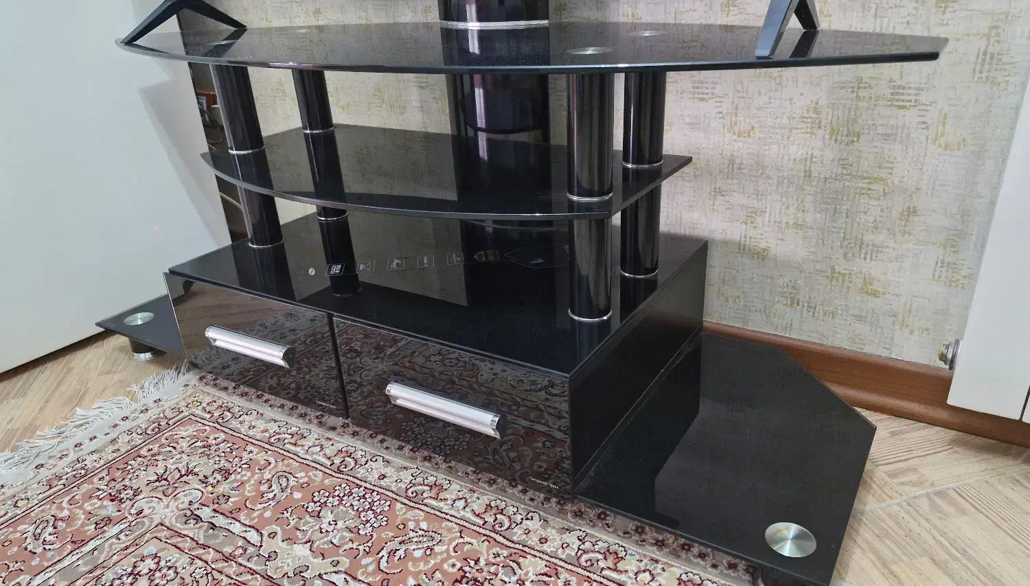 میز تلویزیون شیشه ای کاملا سالم|میز تلویزیون|رشت, گلسار|دیوار