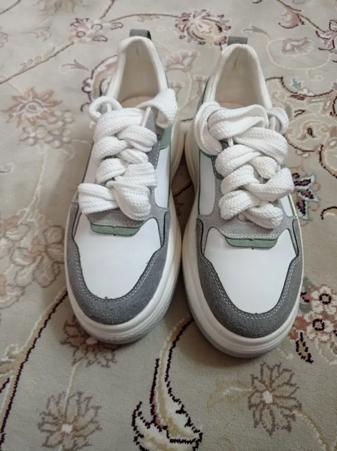 کفش|کیف، کفش، کمربند|قم, قلعه یزدیها|دیوار