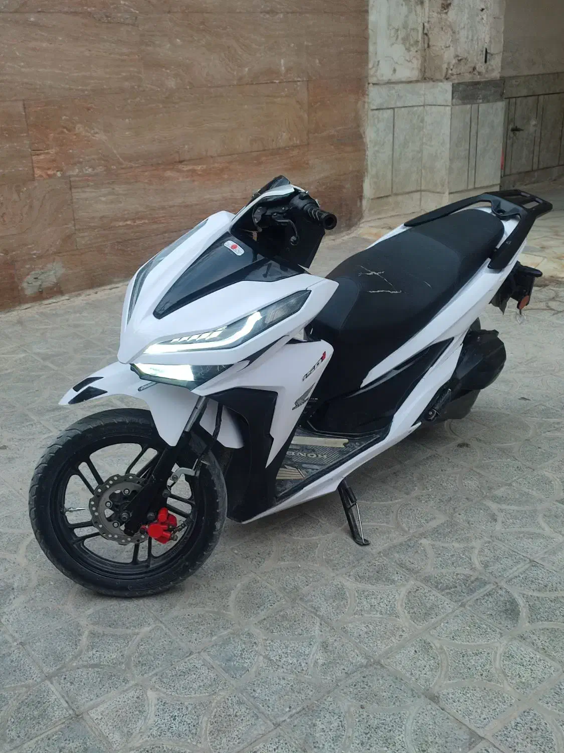 کلیک ۱۵۰ کریستال|موتورسیکلت|دورود, |دیوار