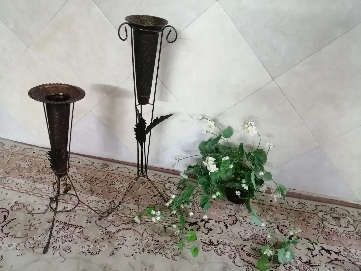 گلـدان فلـزی پایه دار (دوعـدد)  و گـل مصنـوعـی|گل مصنوعی|قم, چهار مردان|دیوار