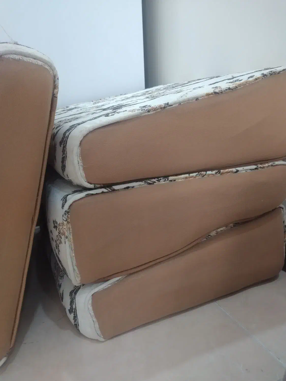 پشتی ابری|پشتی|فولادشهر, مسکن مهر فولادشهر|دیوار