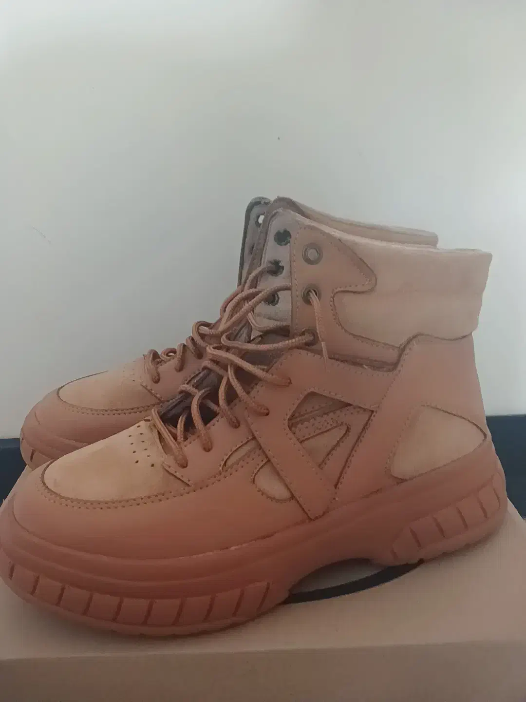 بوت|کیف، کفش، کمربند|شهرکرد, |دیوار