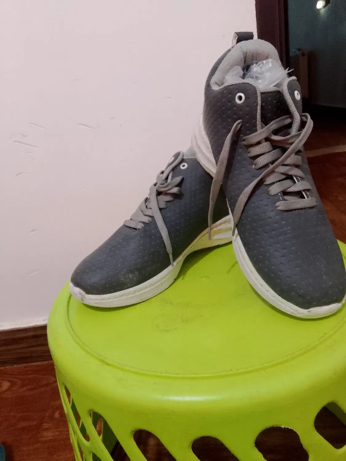 کفش وکتونی|کیف، کفش، کمربند|سورک, |دیوار