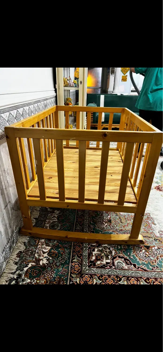 تخت با چوب نراد روس اصل سفارشی ساخت|اسباب و اثاث بچه|گرگان, |دیوار