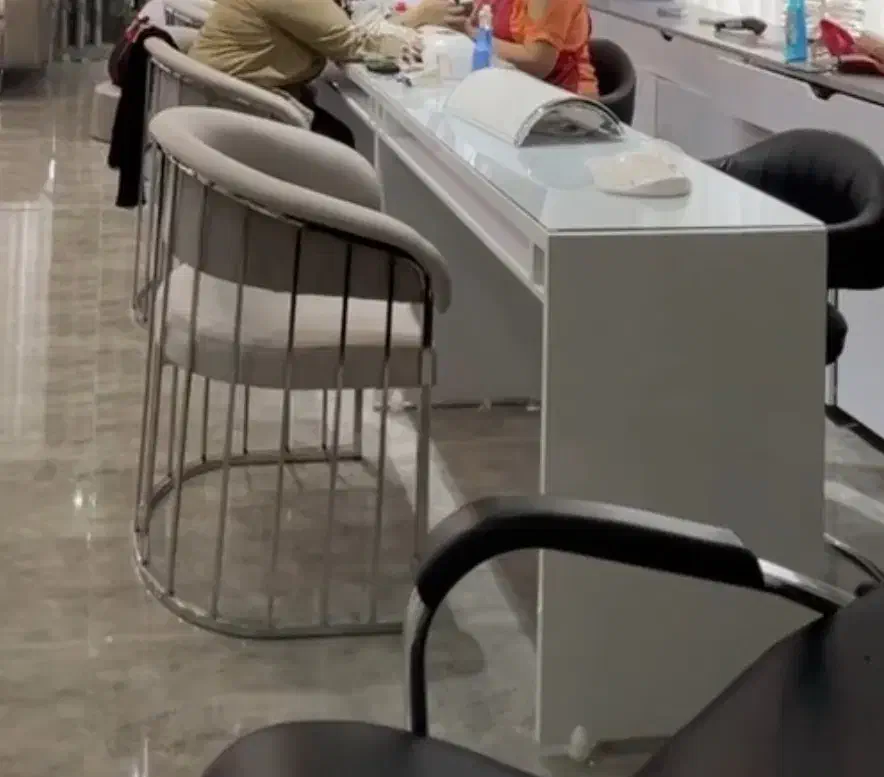 ترولی تخت صندلی میزناخن استند قفسه رگال|آرایشگاه و سالنهای زیبایی|لاهیجان, شیشه گران|دیوار