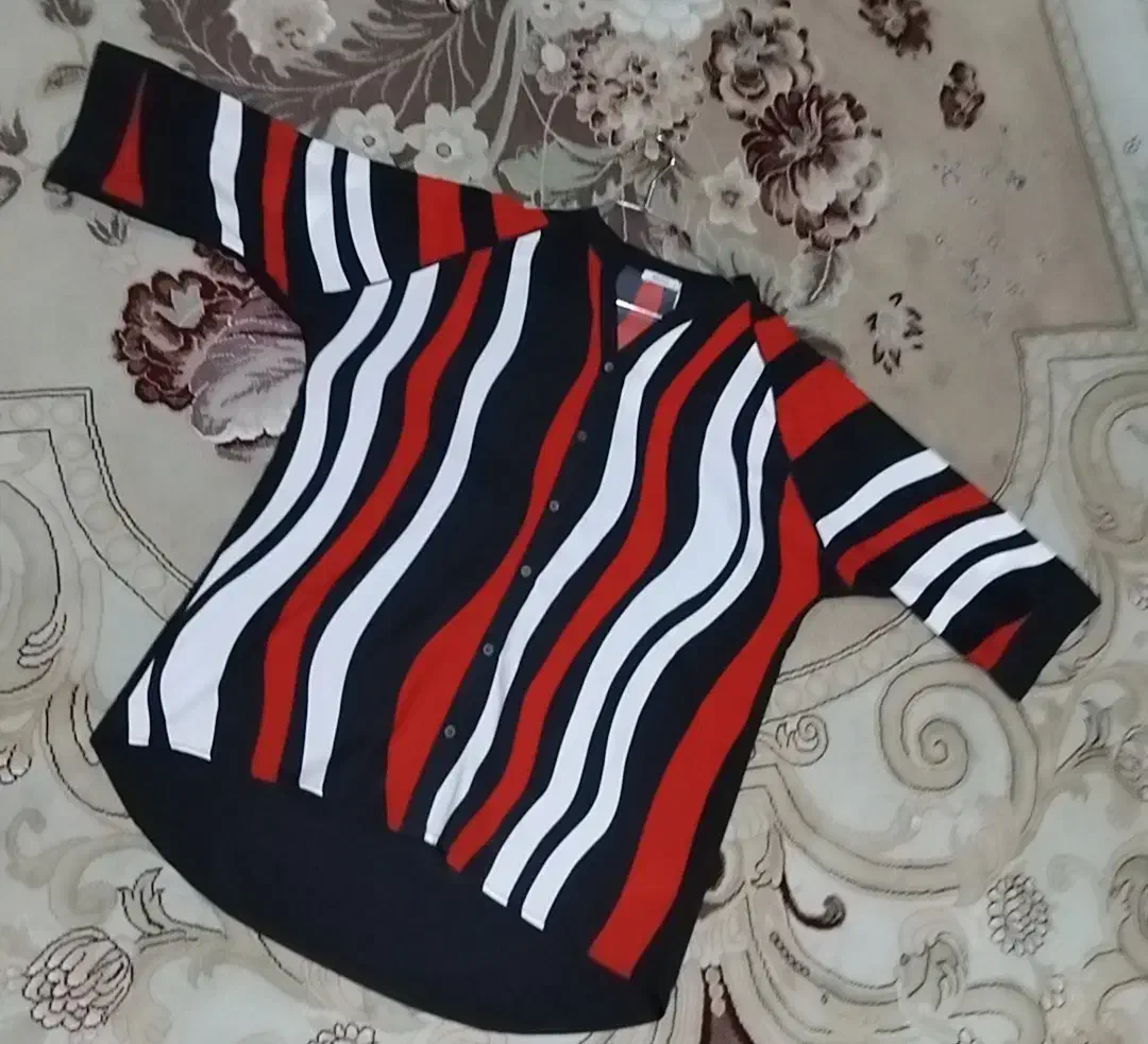 تعدادی شومیز زنانه|لباس|ساری, |دیوار