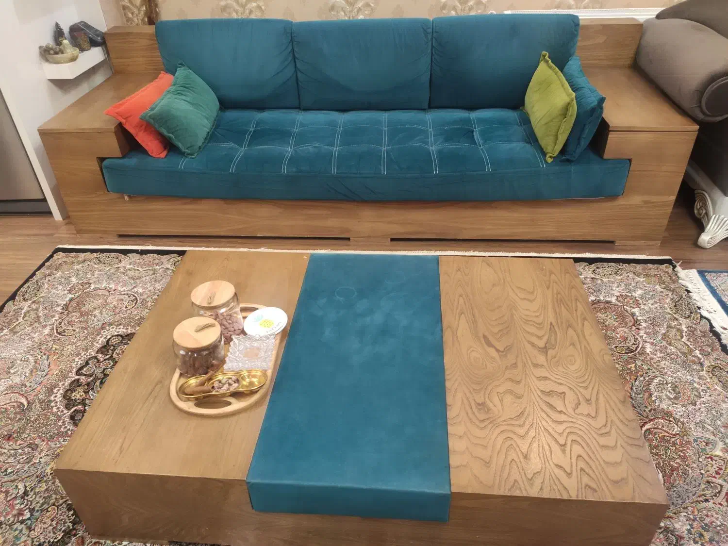 نیم ست جلو تلوزیونی سه تکه به همراه ۶ عدد کوسن|مبلمان خانگی و میز عسلی|لاهیجان, شقایق|دیوار