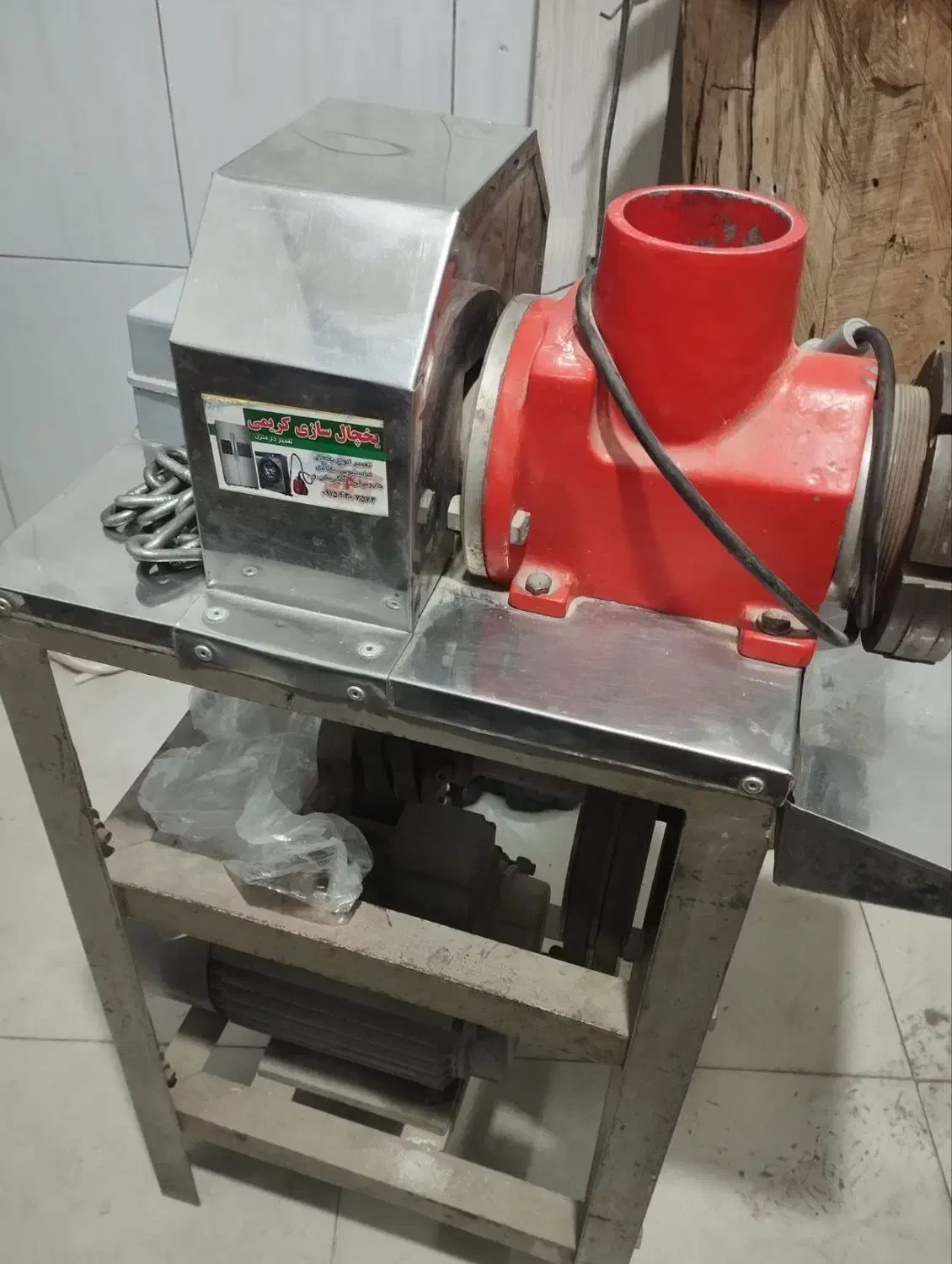 یک عدد دستگاه چرخ گوشت|خردکن، آسیاب، غذاساز|آشخانه, |دیوار