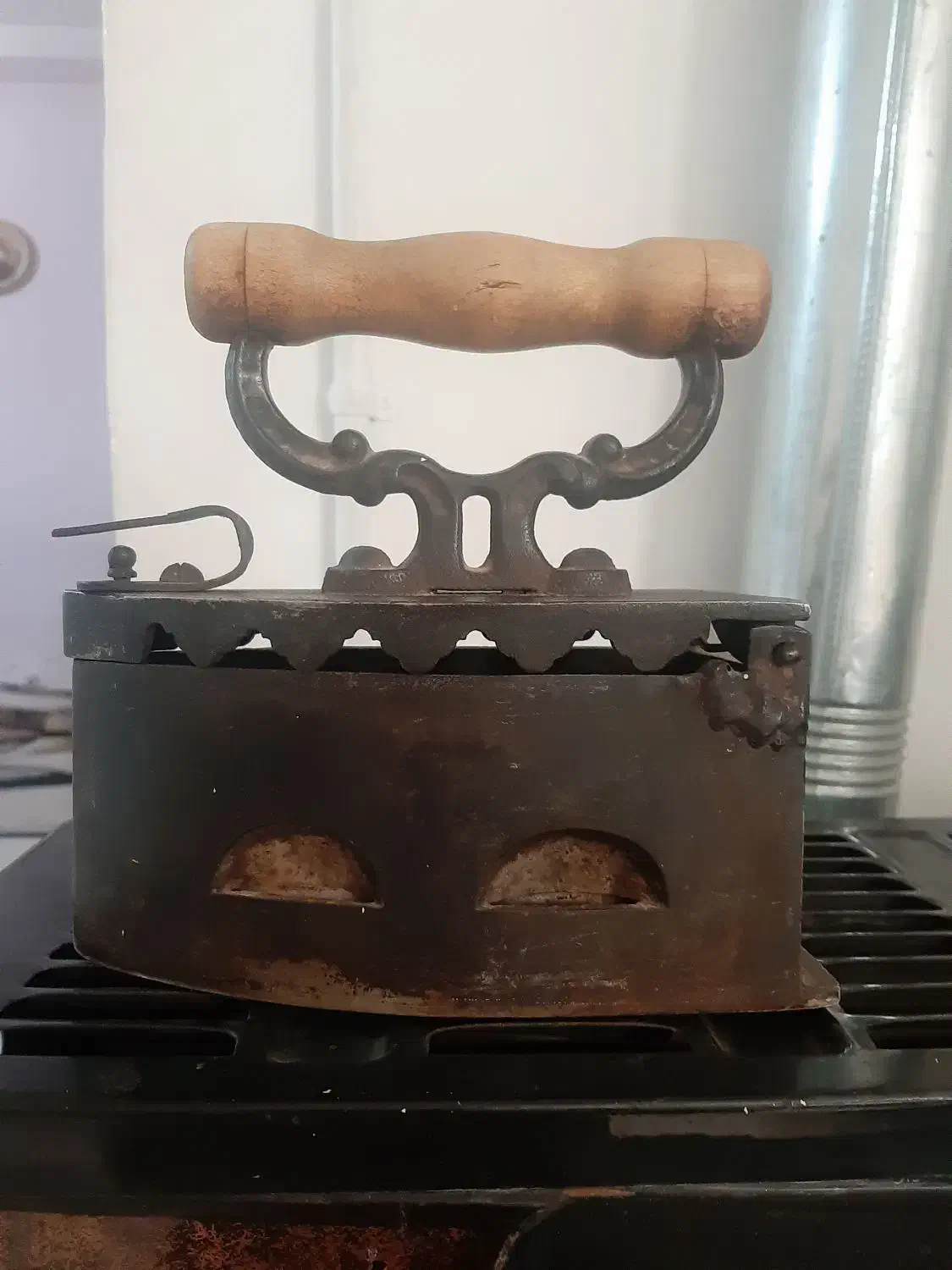 اتو ذغالی بسیار قدیمی|کلکسیون اشیاء عتیقه|ملارد, |دیوار