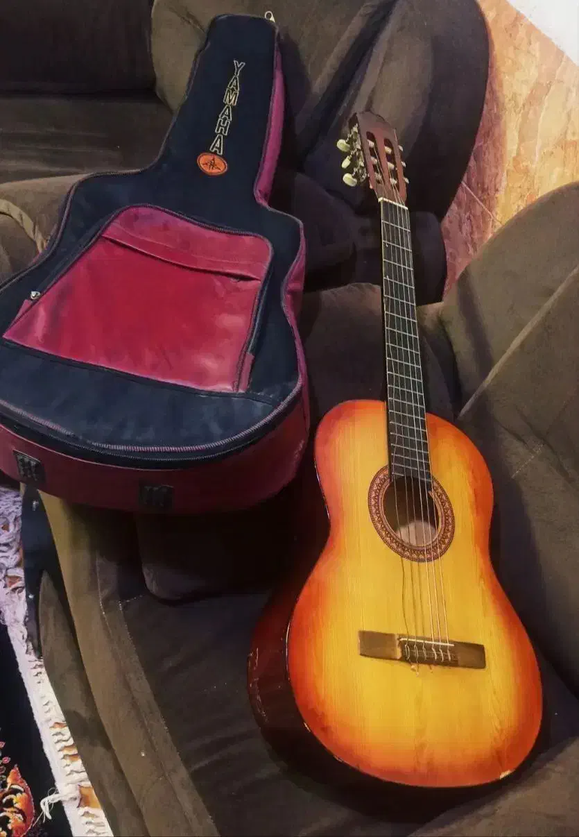 گیتار یاماها c70 اصلی قدیمی|گیتار، بیس، امپلیفایر|فسا, |دیوار