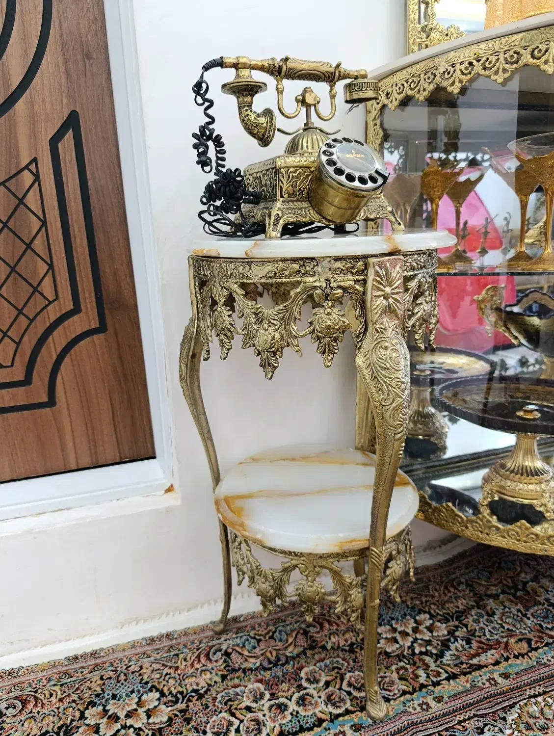 تلفن برنز اصل و میز طرح برنزی|میز تلفن|همدان, |دیوار