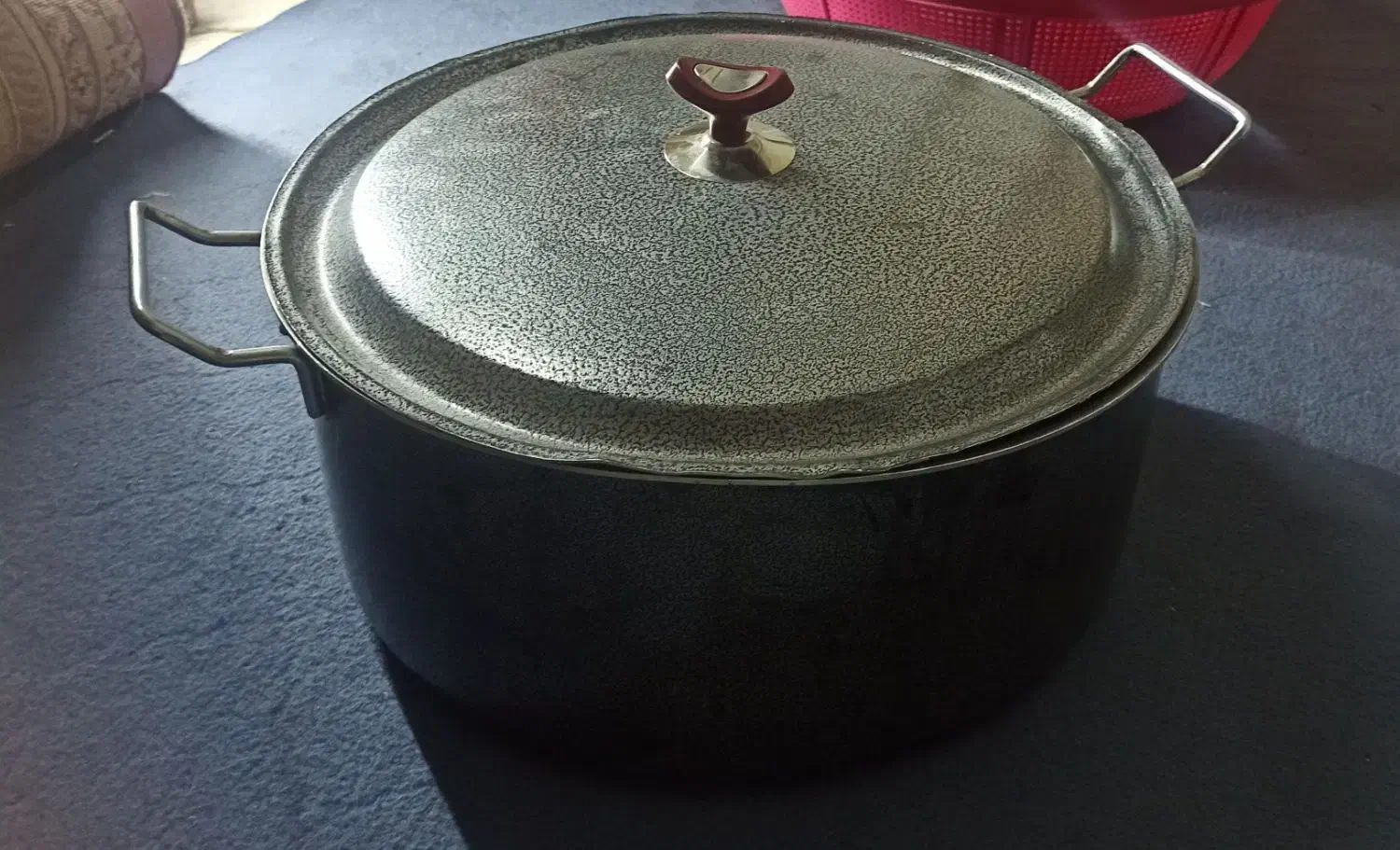 تعدادی وسایل|ظروف پخت‌وپز|یاسوج, |دیوار