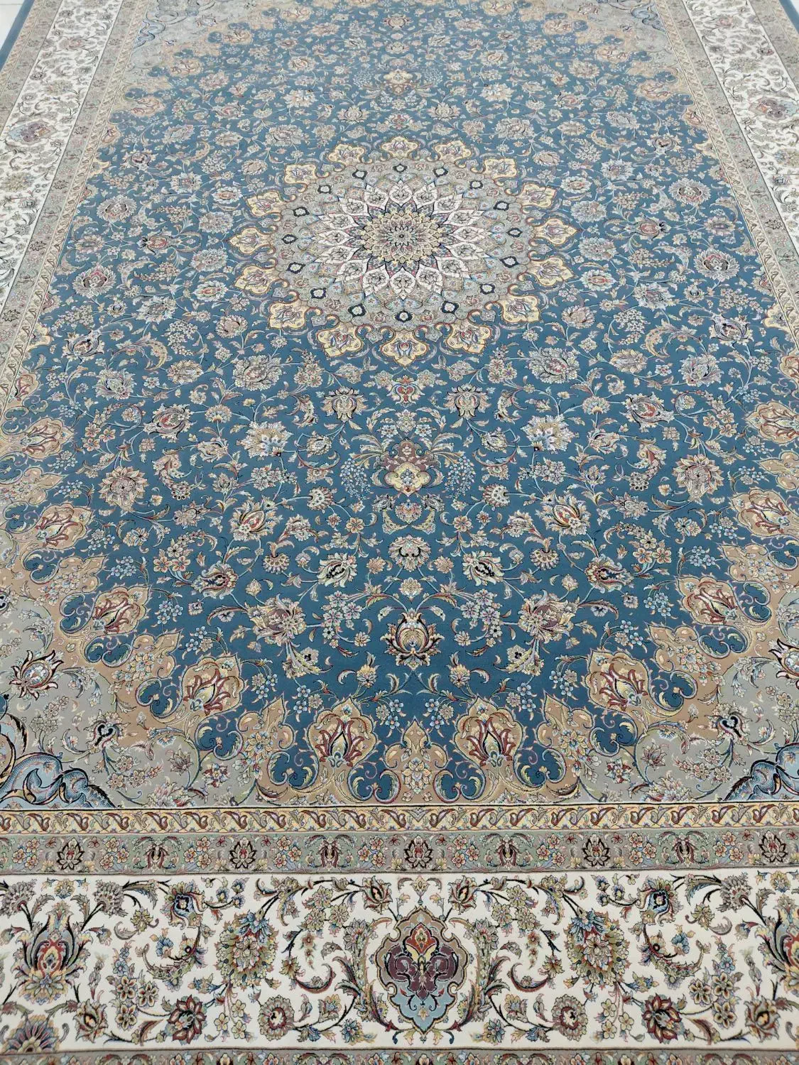 جفت ۹متری ۱۲۰۰شانه کلا ۶ماه استفاده شدن|فرش|ورامین, خیر آباد|دیوار