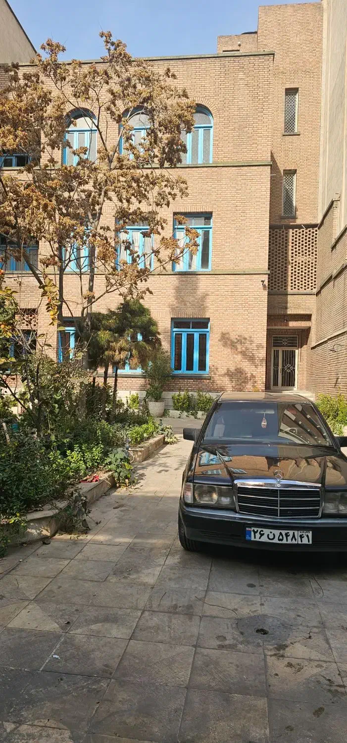 ۸۰۰ متر بنا با ۳۰۰ متر حیاط دربست خ نجات الهی