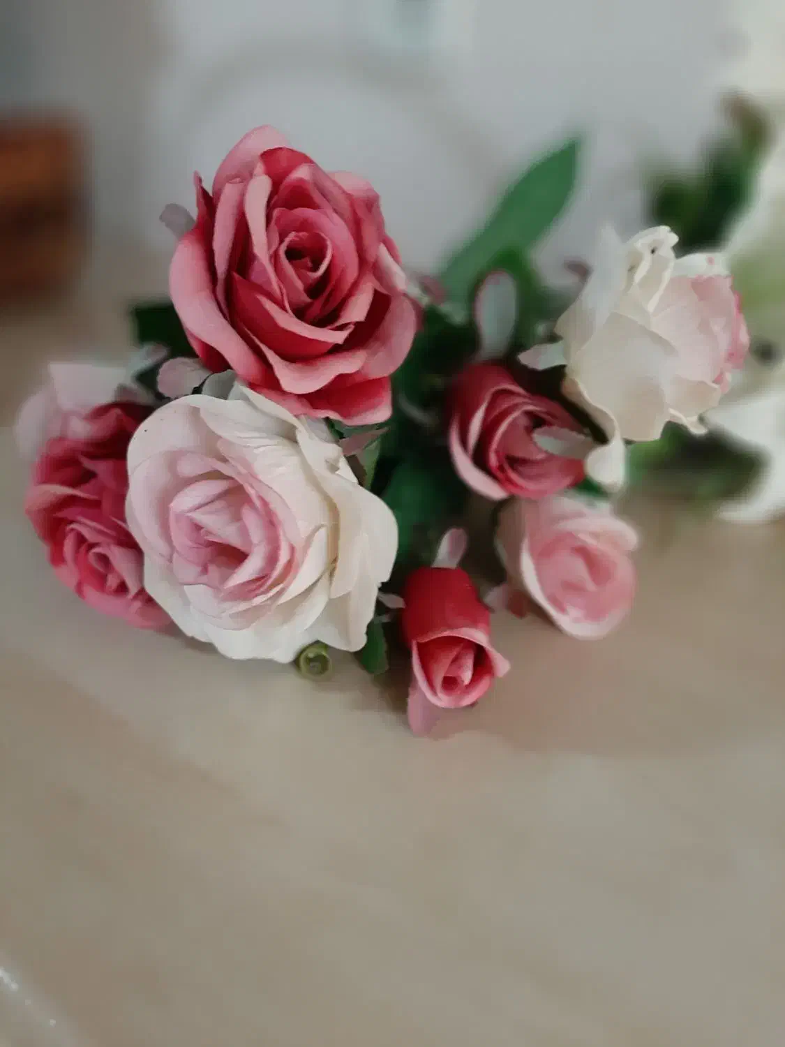 تعدادی ظروف پذیرایی و سبد و دسته گل|ظروف سرو و پذیرایی|میانه, |دیوار