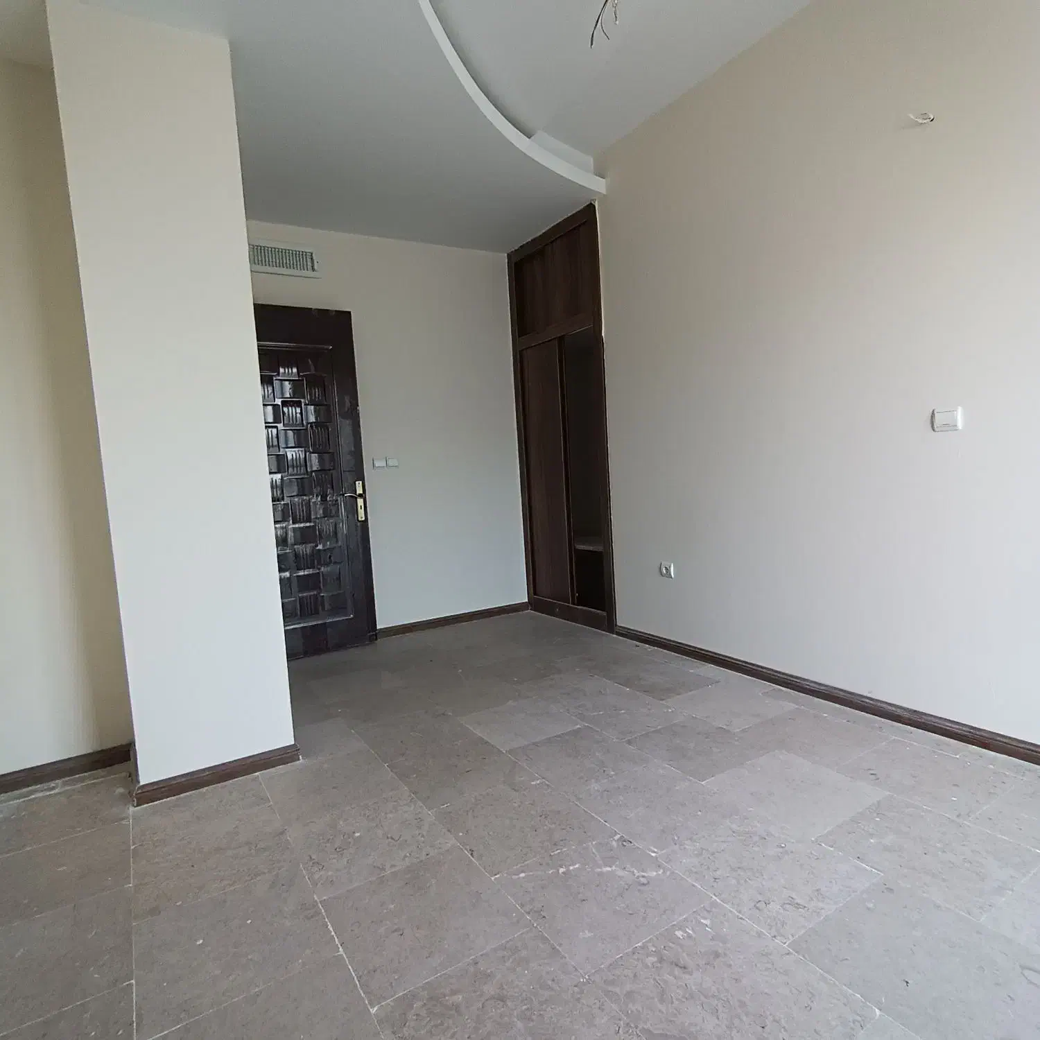 ۸۵ متر/دو خواب/فول امکانات/غرق نور/طرشت گلاب