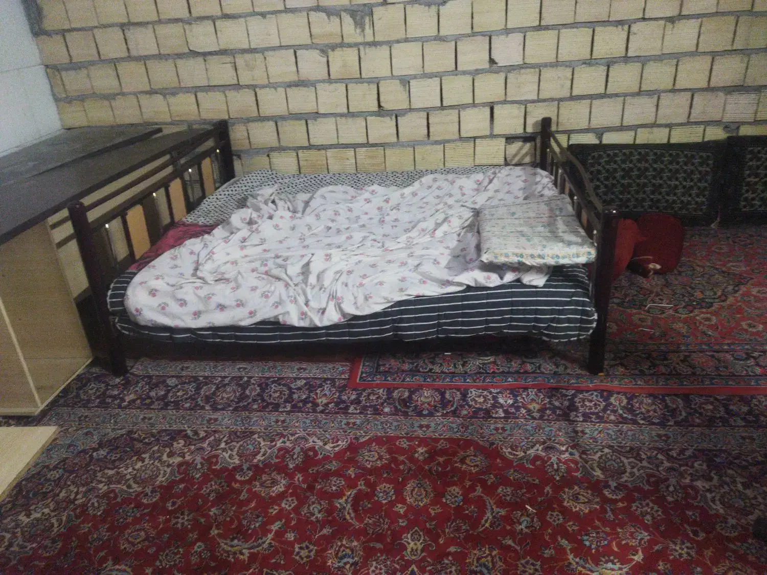 یک عدد تخت دو نفره|تخت و سرویس خواب|یزد, |دیوار