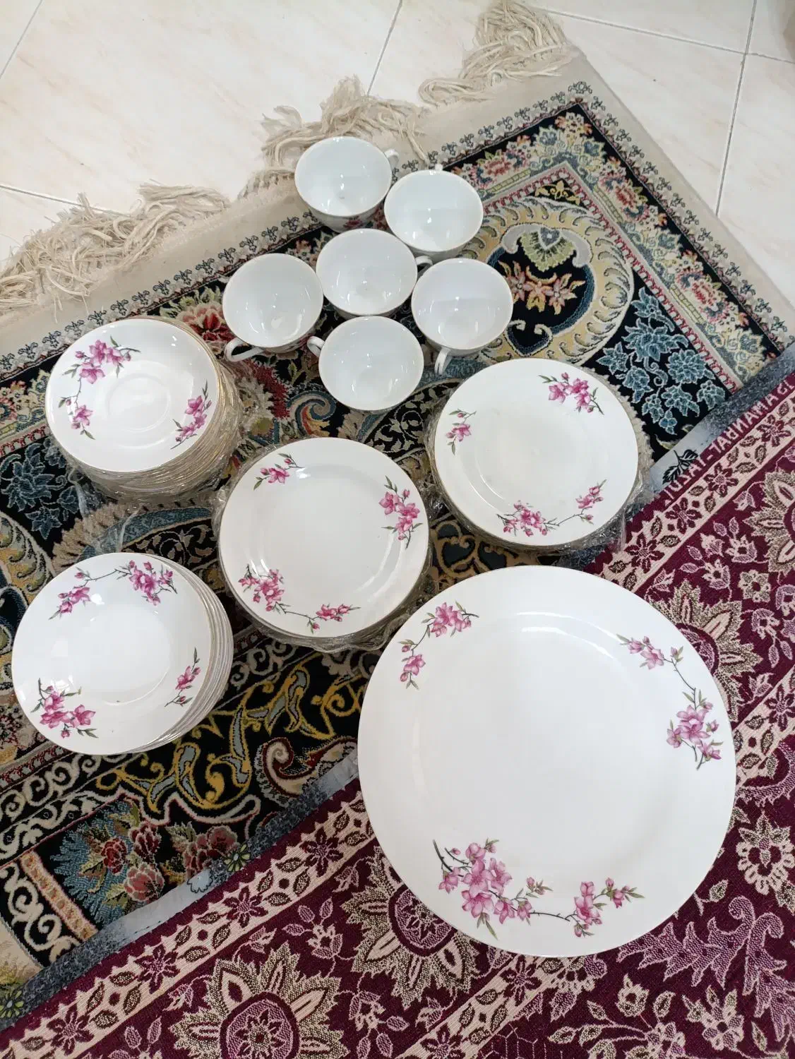 سرویس ارکوپال۵۲پارچه گل سرخ قدیمی|ظروف سرو و پذیرایی|شاهینشهر, شهرک میلاد|دیوار