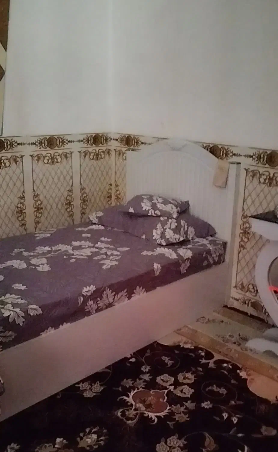 تخت یکنفره و آینه کنسول .|تخت و سرویس خواب|صحنه, |دیوار