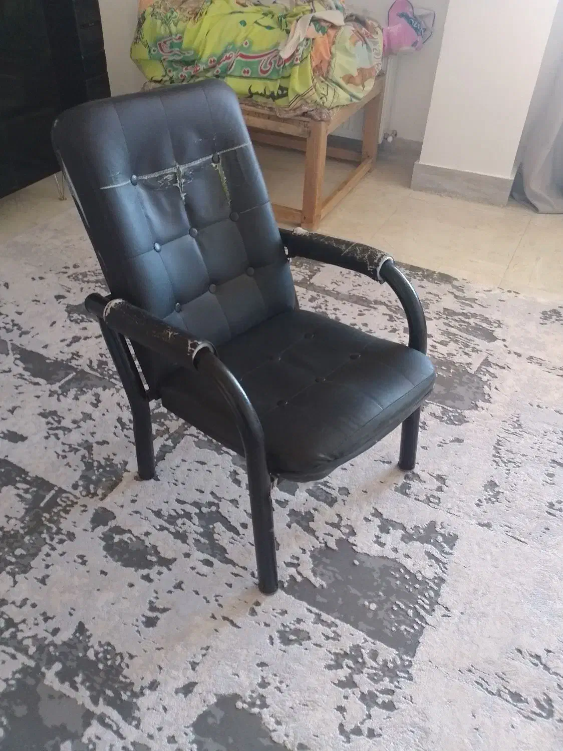 صندلی اداری سالم به همراه کوسن نشیمن|صندلی و نیمکت|خمین, |دیوار