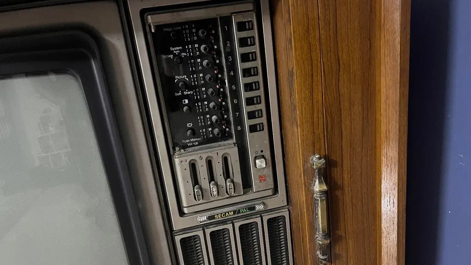 تلویزیون کمدی ناسیونال (رنگی)|کلکسیون اشیاء عتیقه|بابل, |دیوار