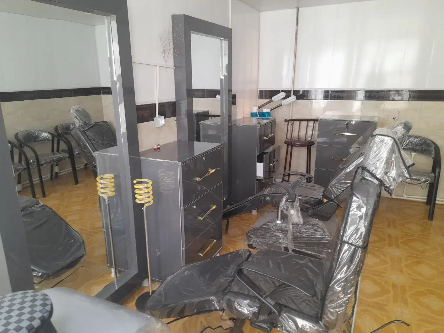 دکور وسایل ارایشگاه زنانه|آرایشگاه و سالنهای زیبایی|سنندج, |دیوار