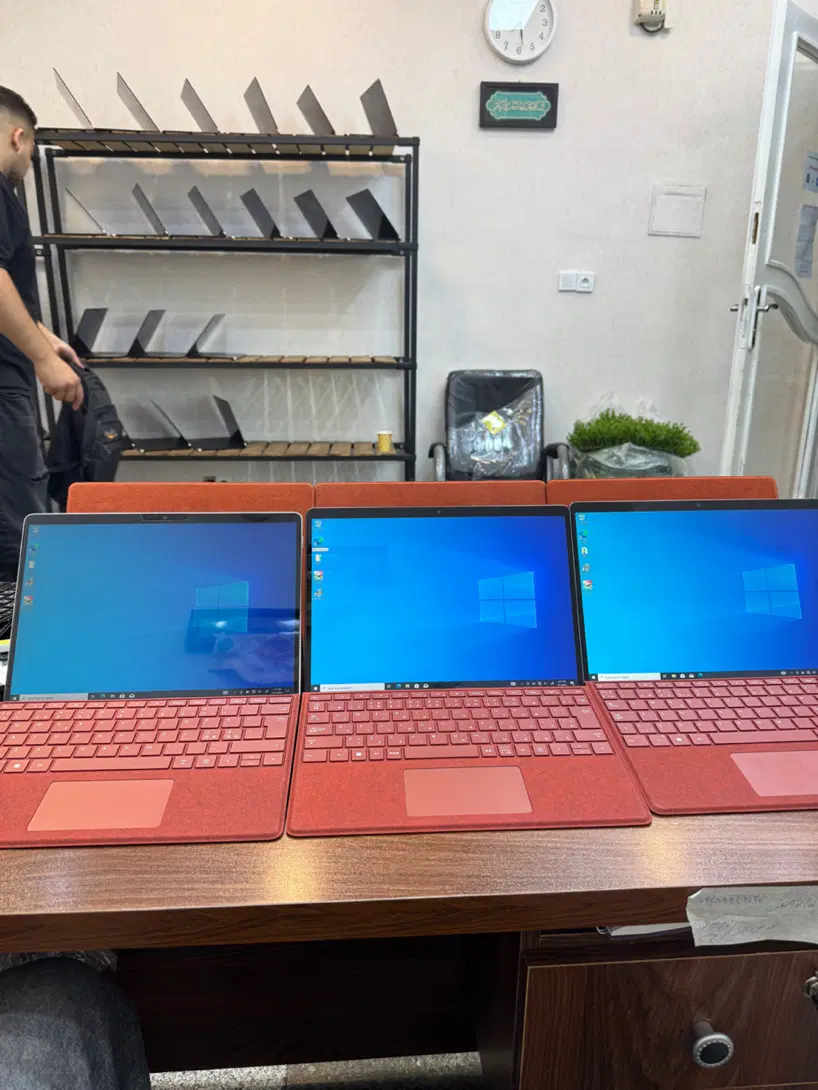 Surface|رایانه همراه|تهران, فلسطین (میدان انقلاب)|دیوار